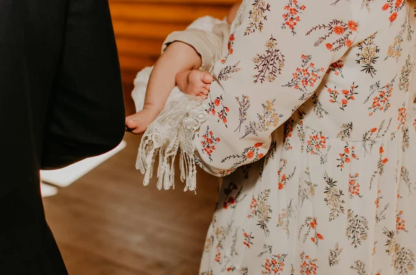 Pieds d'un tout-petit bébé pieds nus gros plan dans les bras de la mère — Photo