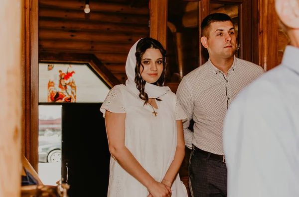 Rito de sacramento de epifanía niño bebé en la iglesia. Dios-padres — Foto de Stock