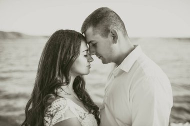 Damat ve gelin yazın nehir kenarındaki kayalık kıyıda toplanır.