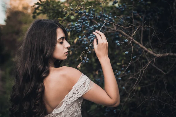 夏に緑のブッシュブルーベリーの近くに裸の肩を持つ女性の長い髪の花嫁 — ストック写真