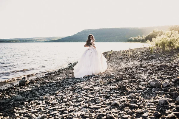 Braut im Brautkleid glücklich und lachend über Ufer getreten — Stockfoto