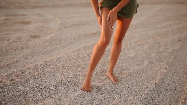 Donna spalma crema solare idratante per il corpo sulle gambe — Video Stock