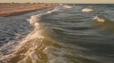 Akşam günbatımında öfkeli bir denizin yakın çekimi.