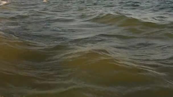 Blízký záběr zuřícího moře při západu slunce. — Stock video