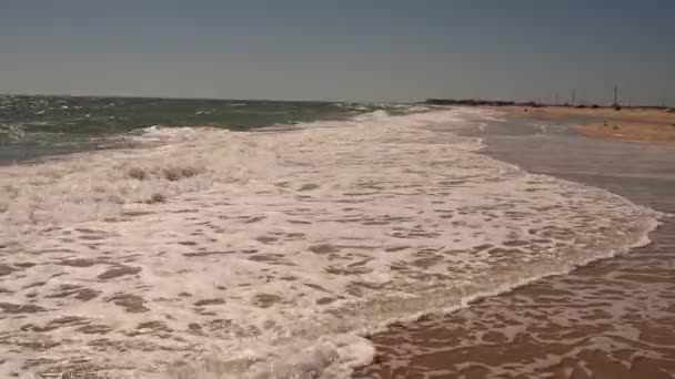 Güneşli sahil dalgaları, deniz köpüğü, yazın hafif esinti günü. — Stok video