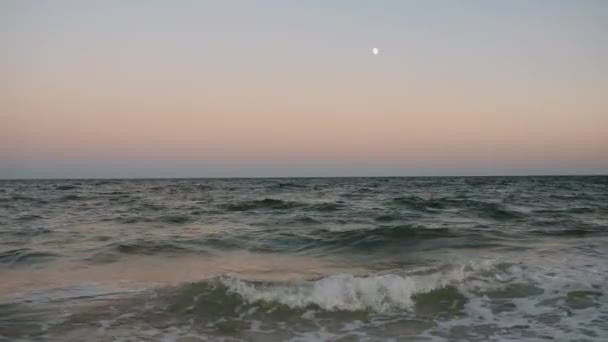 Közeli felvétel a tomboló tengeri égboltról éjszaka — Stock videók