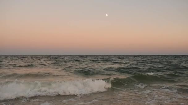 Bliskie ujęcie szalejącego morskiego nieba w nocy — Wideo stockowe