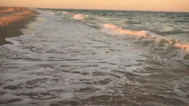 Közeli felvétel a tomboló tenger esti naplementekor. — Stock videók