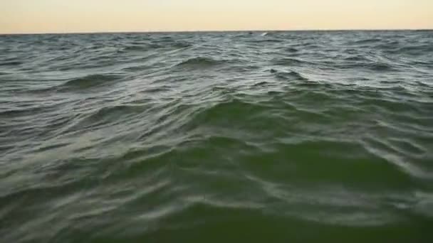 Colpo vicino di un mare furioso Dopo tramonto di sera. — Video Stock