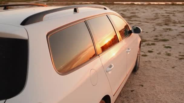 Bílé Auto Zaparkované Pobřeží Při Západu Slunce Zadní Pohled Kombi — Stock video