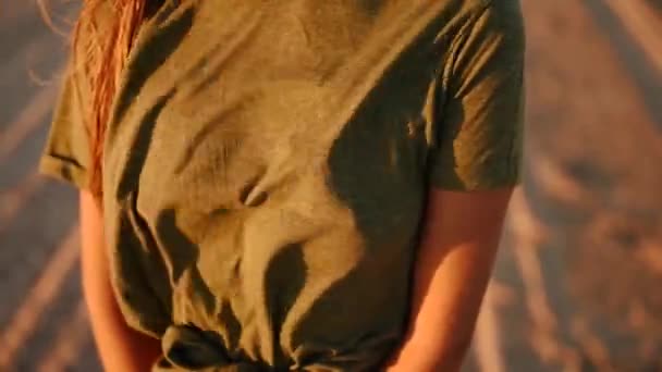 風になびくTシャツの下に硬い角質の女性の乳首の胸を建てる — ストック動画