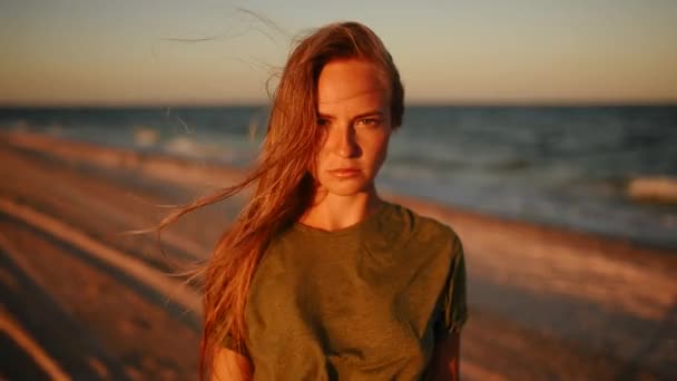 Grave giovane donna che mostra gesto mani incrociate e guardando la macchina fotografica spiaggia mare sole — Video Stock