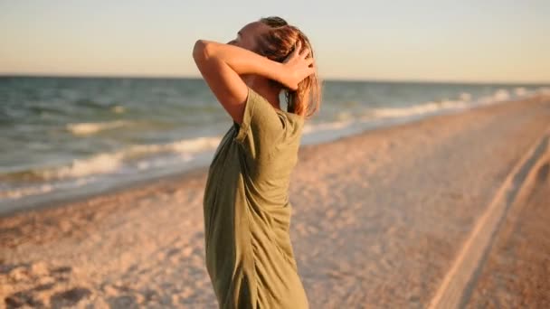 Sexy zarte sinnliche junge Frau am Strand berührt sich selbst. Haare flattern im Wind — Stockvideo