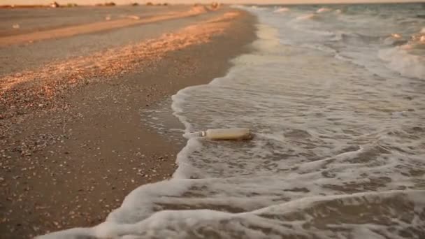 Havsvågor förde avfall plast skräp till sandkusten — Stockvideo