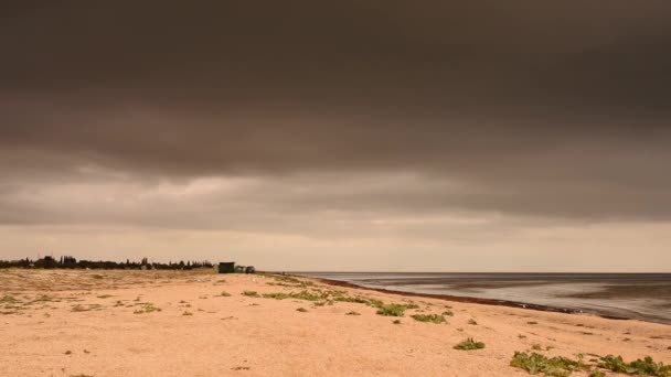 Storm regenwolken boven een kalme zee. natuur uitzicht Apocalyps — Stockvideo