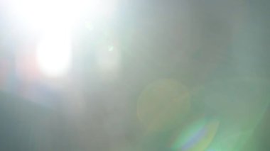 Arka planda ışıldayan görkemli güneş, çerçeve içinde ışıldıyor.