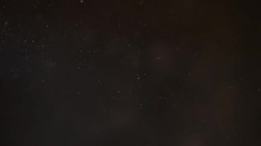 soyut parlayan uçan kaotik toz taneleri koyu bir arkaplanda