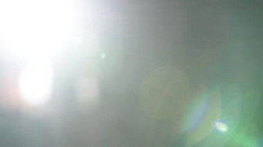 Arka planda ışıldayan görkemli güneş, çerçeve içinde ışıldıyor.