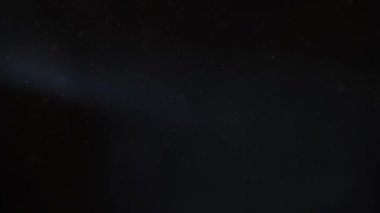 soyut parlayan uçan kaotik toz taneleri koyu bir arkaplanda