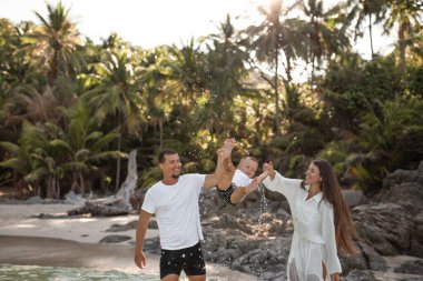 Mutlu bir gülümseme Avrupalı aile dinlensin ve Andaman denizinde koşsun.