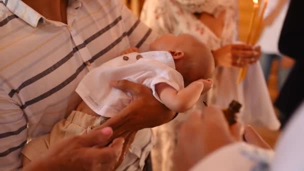 Rito de sacramento epifanía niño bebé en la iglesia — Vídeo de stock