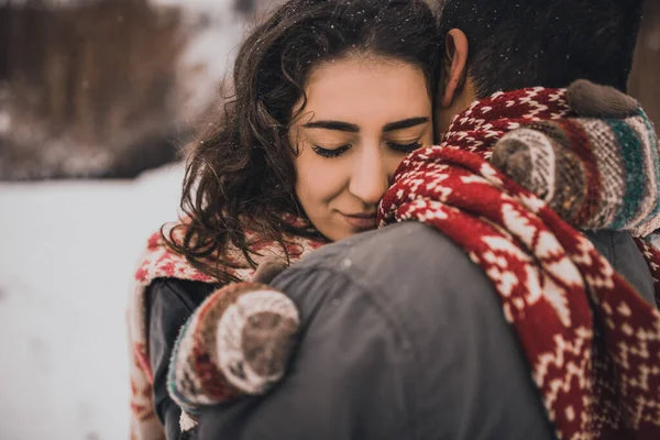 Jovem Homem Mulher Ficar Beijando Abraçando Noiva Noivo Par Amor — Fotografia de Stock