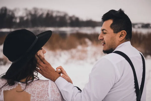 Novia Mexicana Novio Ropa Boda Tirantes Sientan Nieve Invierno Mujer — Foto de Stock