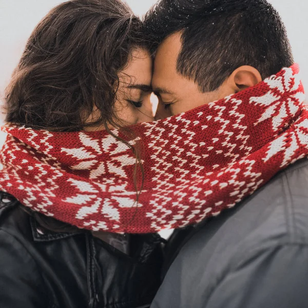 Junge Männer Und Frauen Stehen Sich Küssend Und Umarmend Gegenüber — Stockfoto