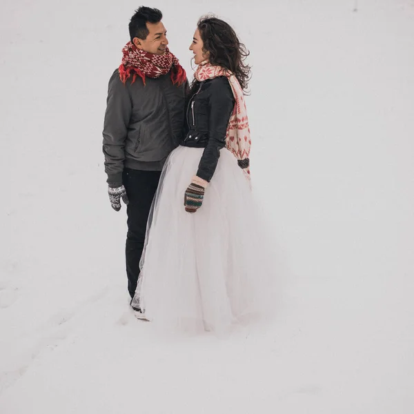 Junge Männer Und Frauen Stehen Sich Küssend Und Umarmend Gegenüber — Stockfoto