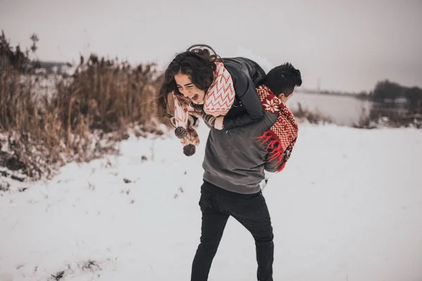 Junge Männer Und Frauen Laufen Schnee Liegend Lachend Herum Und — Stockfoto