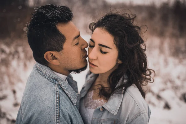 Homem Hispânico Mexicano Jaqueta Jeans Oversized Mulher Estão Beijando Abraçando — Fotografia de Stock