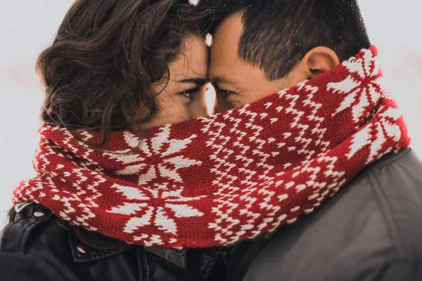 Junge Männer Und Frauen Stehen Sich Küssend Und Umarmend Gegenüber — Stockfoto