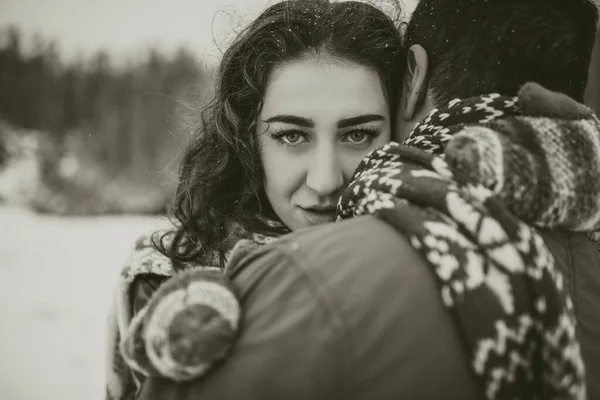 Jovem Homem Mulher Ficar Beijando Abraçando Noiva Noivo Par Amor — Fotografia de Stock