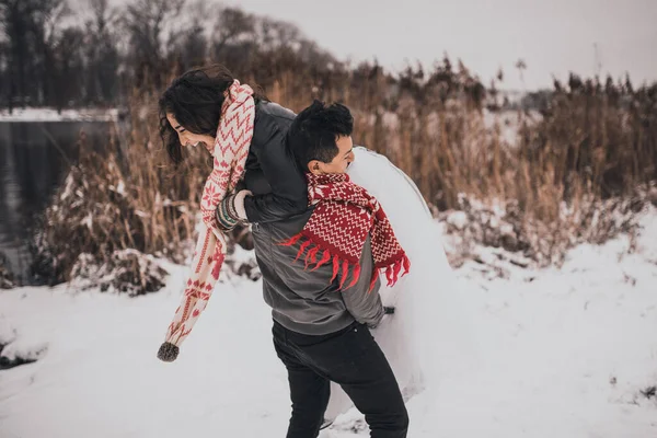 Jovem Homem Mulher Correndo Deitado Neve Rindo Brincando Divertindo Jogando — Fotografia de Stock