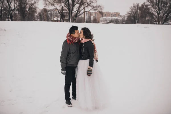 Joven Hombre Mujer Pie Besándose Abrazándose Novios Enamorados Pareja Bufanda —  Fotos de Stock