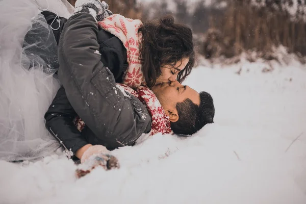 Jeune Homme Femme Debout Embrasser Étreindre Mariée Marié Couple Amoureux — Photo