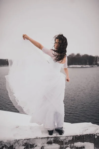 Mädchen Brünette Braut Einem Hochzeitskleid Winter Meine Schnee Mode Brautlook — Stockfoto