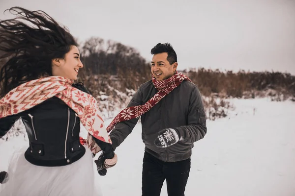 Junge Männer Und Frauen Laufen Schnee Liegend Lachend Herum Und — Stockfoto