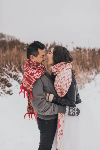 Joven Hombre Mujer Corriendo Tirado Nieve Riendo Tonteando Alrededor Divertirse —  Fotos de Stock