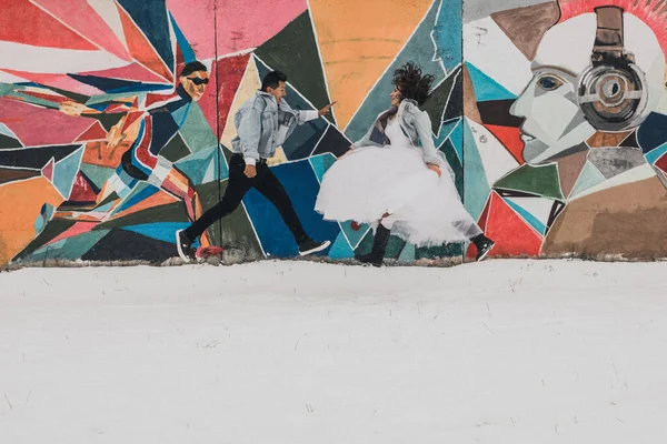 Fresco Jóvenes Recién Casados Ropa Boda Chaquetas Mezclilla Saltando Sobre — Foto de Stock