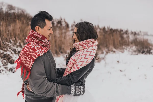 Jeune Homme Femme Debout Embrasser Étreindre Mariée Marié Couple Amoureux — Photo