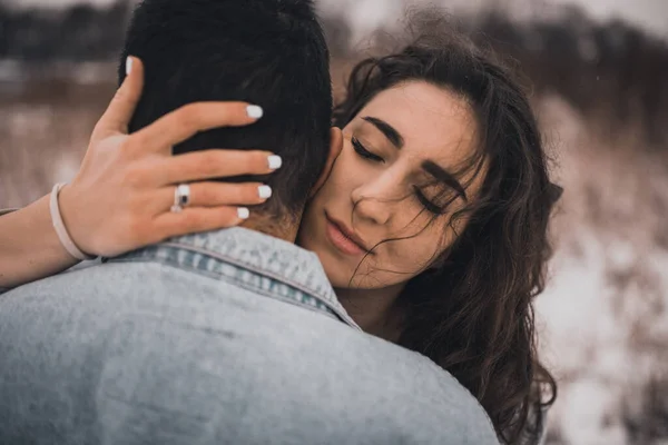 Homem Hispânico Mexicano Jaqueta Jeans Oversized Mulher Estão Beijando Abraçando — Fotografia de Stock