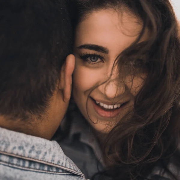 Homem Hispânico Mexicano Jaqueta Jeans Oversized Mulher Estão Beijando Abraçando — Fotografia de Stock