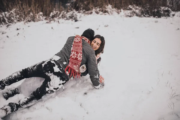 Joven Hombre Mujer Corriendo Tirado Nieve Riendo Tonteando Alrededor Divertirse —  Fotos de Stock