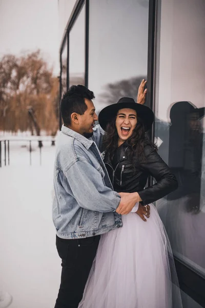 Mexicaanse Spaanse Man Vrouw Met Hoed Kussen Elkaar Terwijl Lachend — Stockfoto