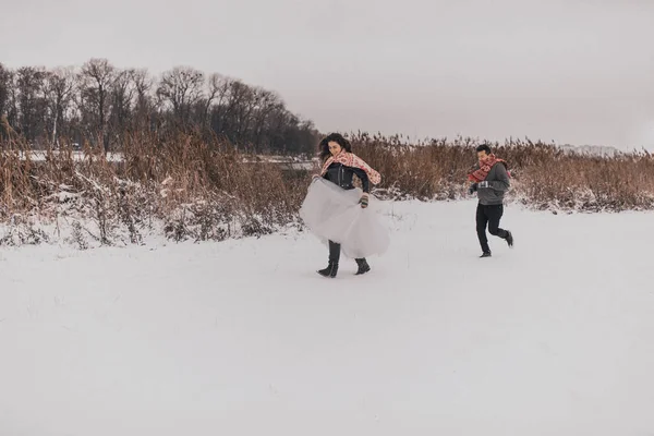 Jeune Homme Femme Courant Couché Dans Neige Riant Amusant Jouer — Photo