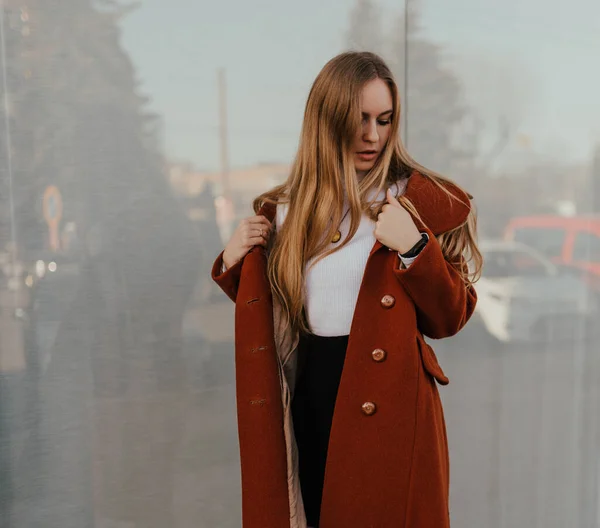 Mujer en otoño ropa paseos en calle fondo escaparates — Foto de Stock