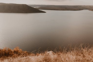 Birbirine aşık bir düğün çifti, damat ve gelin uçurumun kenarındaki Büyük Taş 'ta durur ve öpüşürler. Adaların uzak siluetlerinde büyük nehir gölü manzarası
