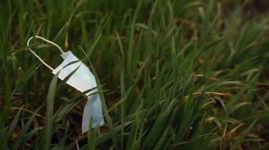 Rüzgarda çırpınan maske salgını covid-19 