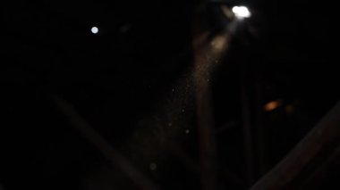 Kara Arkaplanda Yavaş Çekimde Alevli Yüzen Toz Parçacıkları